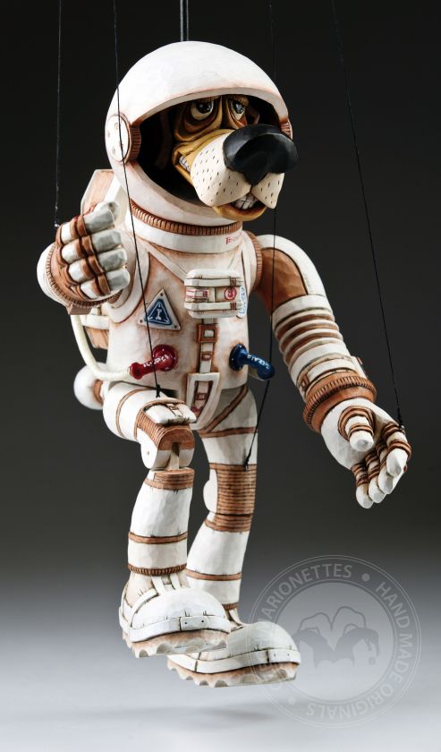 Pes astronaut dřevěná loutka