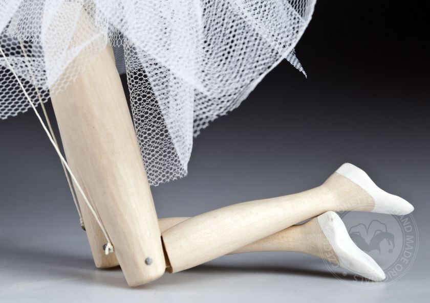 Ručně vyřezávaná dřevěná loutka baletky - Něžná tanečnice