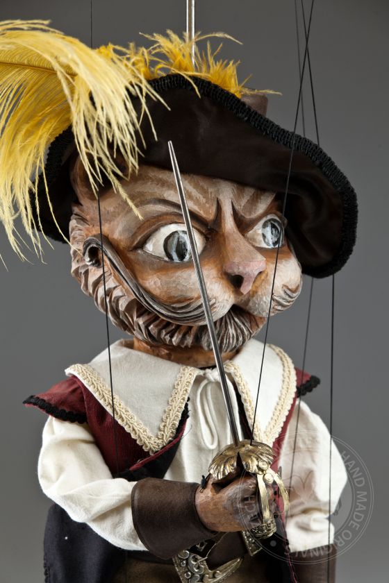 Marionetta in legno intagliata a mano del gatto con gli stivali