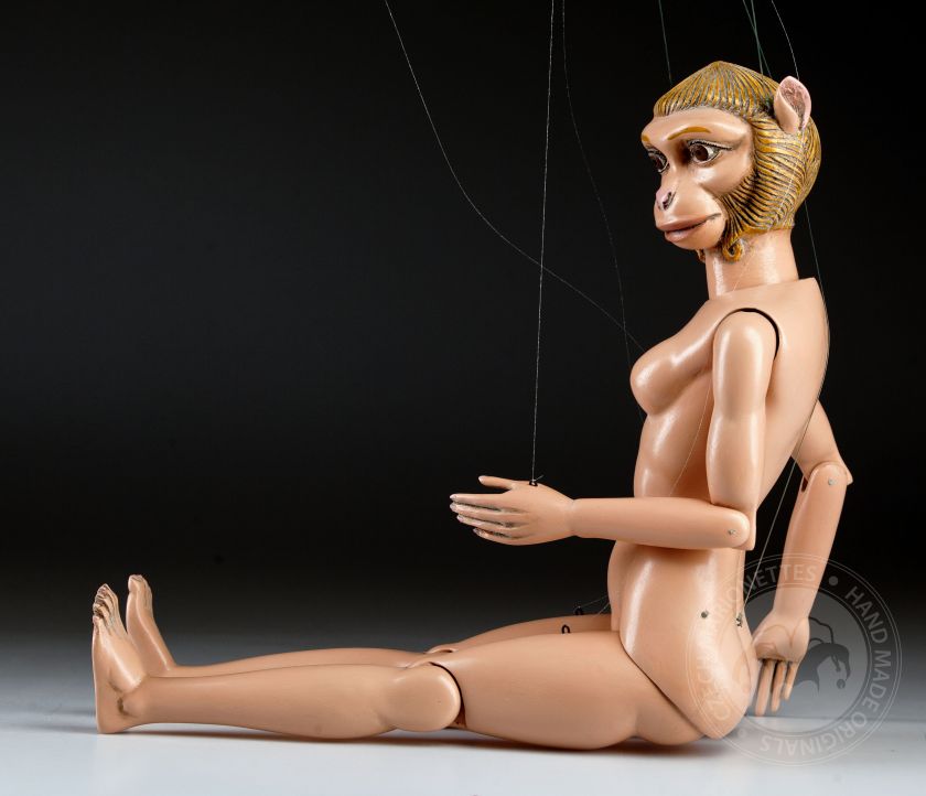 Donna scimmia - insolita marionetta con il corpo di una ragazza e la testa di una scimmia