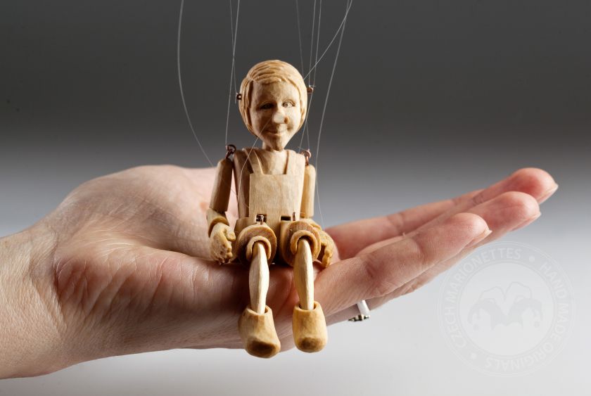 Nejmenší loutka Pinokia na světě – miniatura menší než dlaň vyřezávaná z lipového dřeva