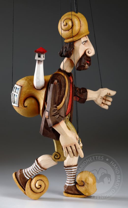 Schneckenreisender - fantastische geschnitzte Marionette von Jakub Fiala - Zoo Sapiens collection