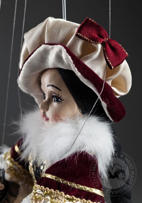 Loutka hraběnky Marie – krásná černovláska se slušivým kloboučkem