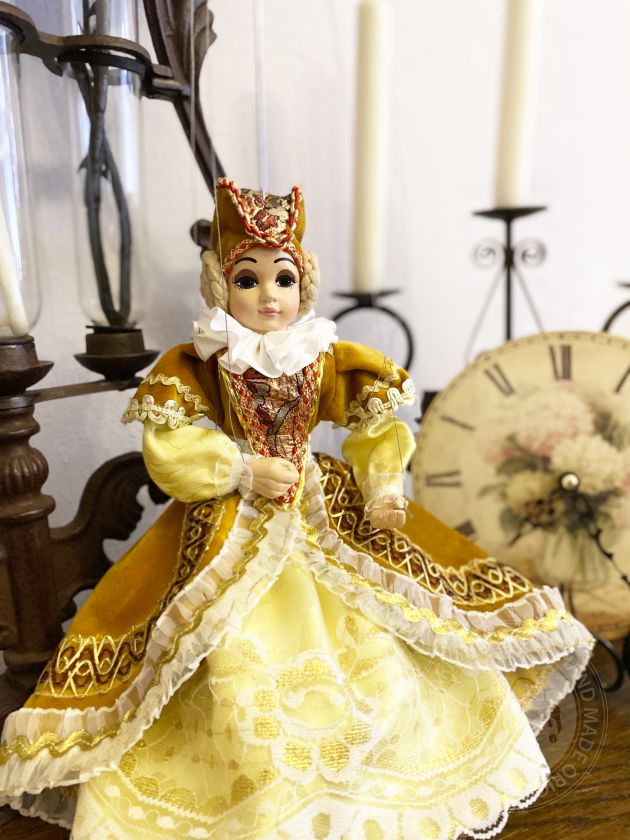 Dame de la cour Elizabeth - Une charmante marionnette dans des écharpes chics