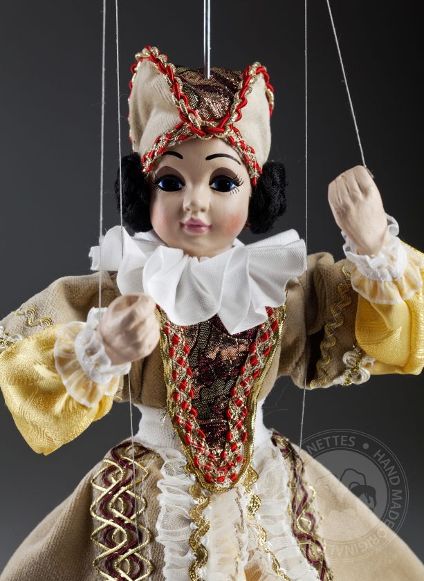 Dame de la cour Elizabeth - Une charmante marionnette dans des écharpes chics