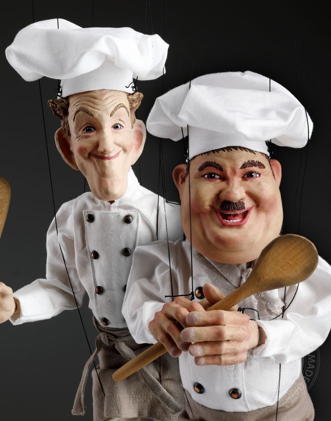 Couple de chefs - marionnettes inspirées des acteurs célèbres Laurel & Hardy