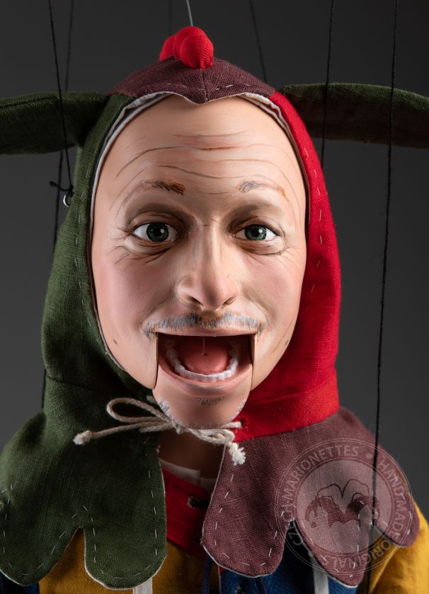Mittelalterlicher Mann in einem Narrenkostüm - Marionette nach Maß