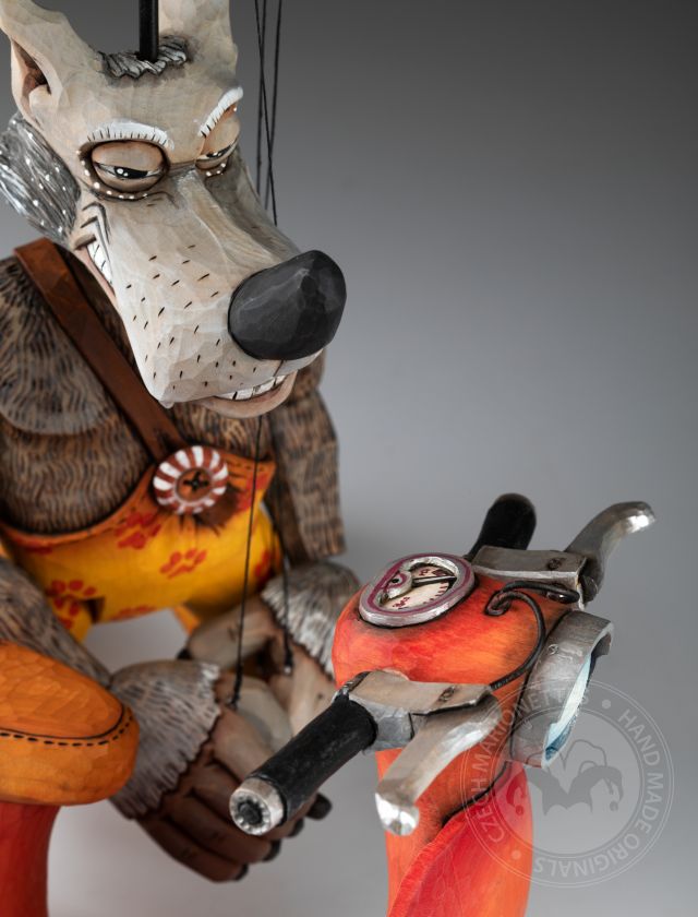 Wolf mit Vespa - handgeschnitzte Holzmarionette
