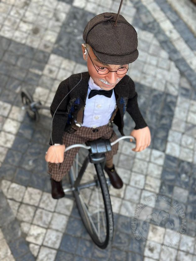 Mann auf einem Fahrrad – maßgeschneiderte Marionette eines Velocipedisten
