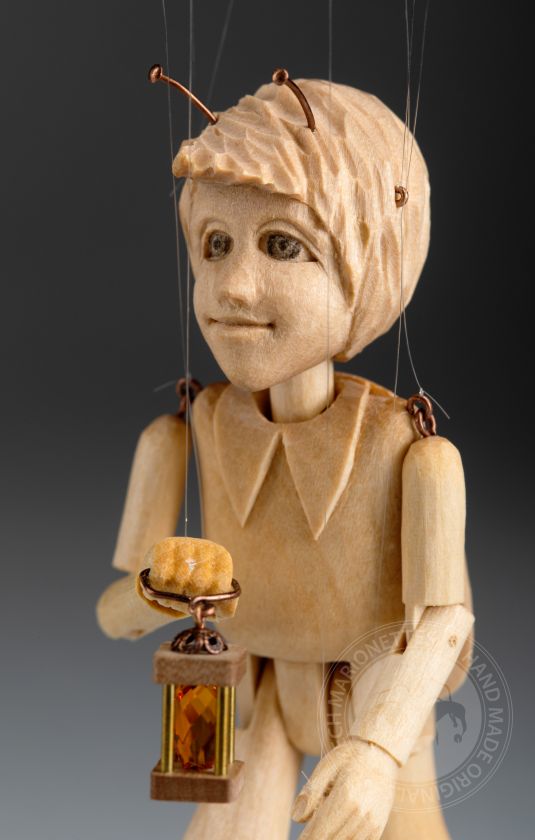 Nejmenší loutka na světě - dřevěná vyřezávaná marioneta broučka