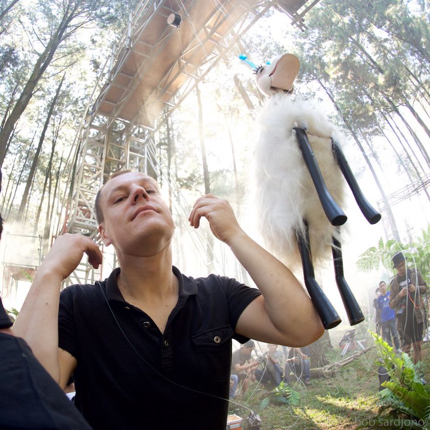 Pocari Commercial – marionnette de chèvre avec aux côtés de célébrités indonésiennes