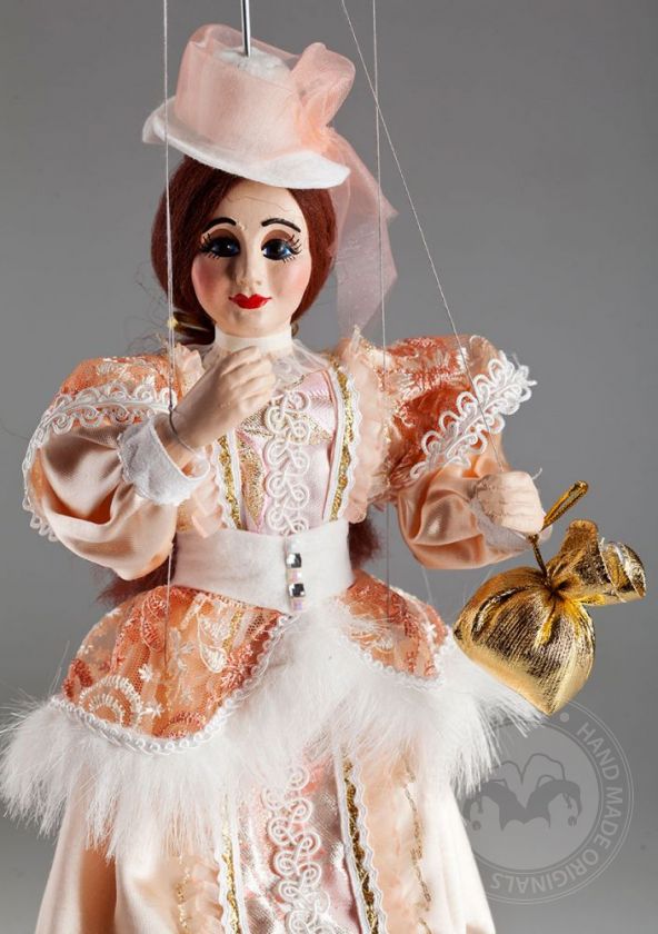 Comtesse Rosie - une marionnette dans une robe saumon