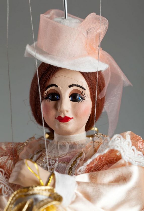 Gräfin Rosie - eine Marionette in einem Lachskleid