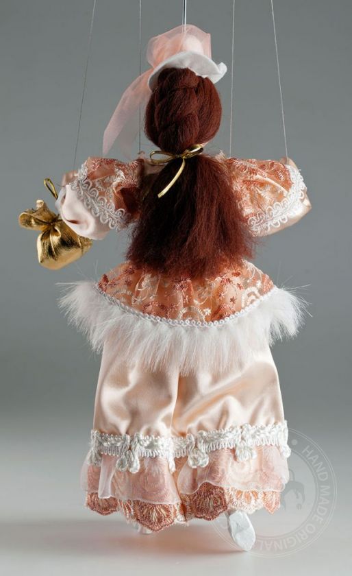 Contessa Rosie - una marionetta con un vestito color salmone