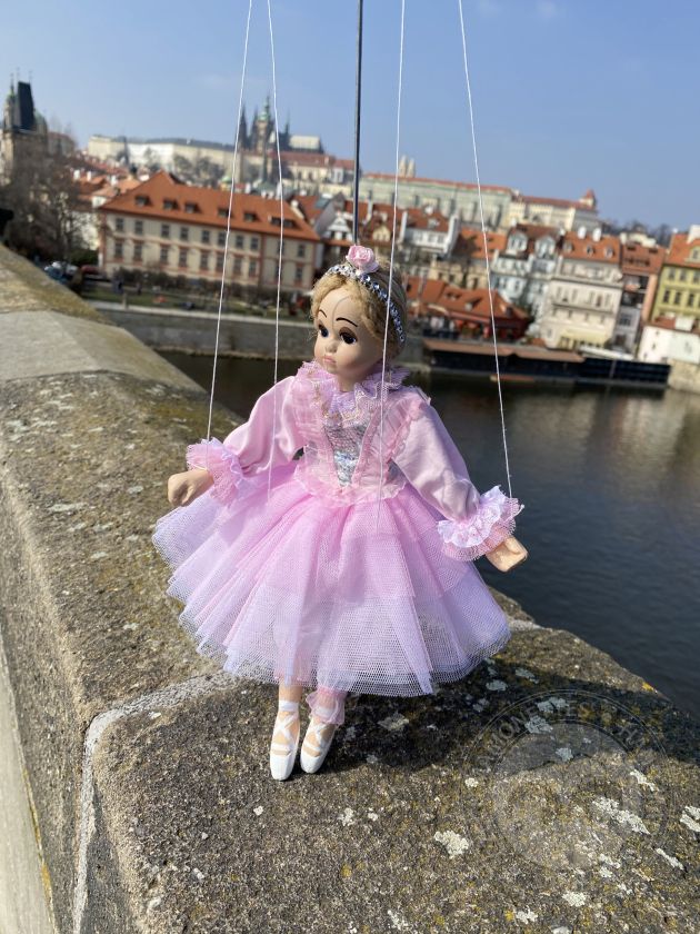 Baletka – loutka v růžové sukénce – nyní také jako blondýnka
