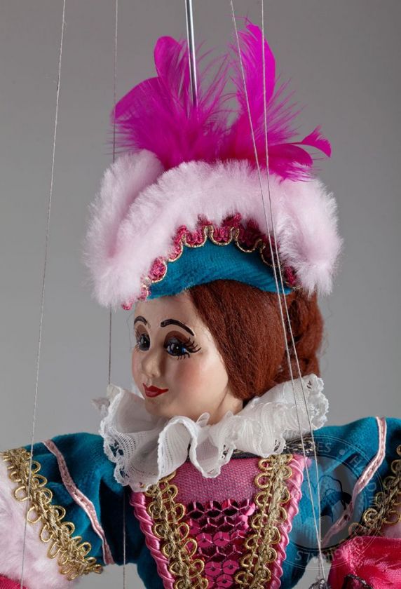 Hofdame Penelope Adeline - eine Marionette in einem schönen detaillierten Kostüm