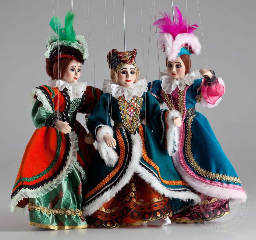 Tre grazie - marionetti classici in splendidi costumi
