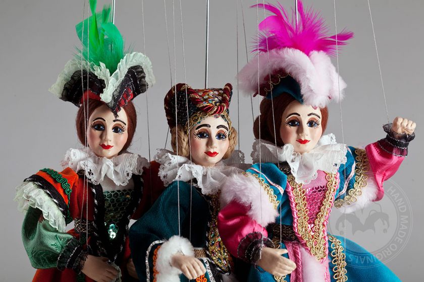 Drei Grazien - klassische Marionetten in schönen Kostümen