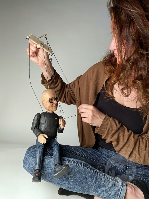 Marionnette sculptée à la main basée sur une photo