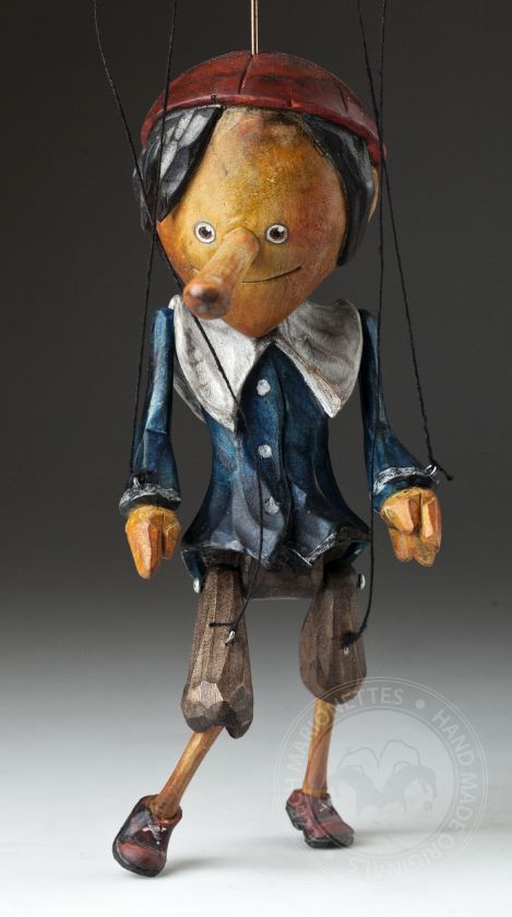 Superstar Pinocchio - une marionnette en bois au look original