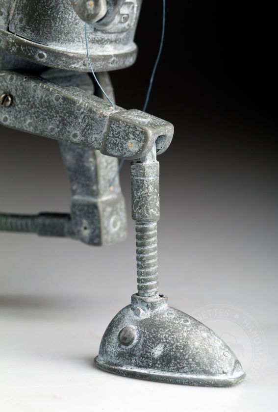 Robot-ON-Marionette in Silberoptik und Steampunk-Stil