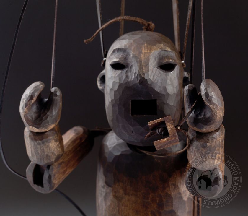 Golem - eine handgeschnitzte Marionette, inspiriert von Prager Legenden