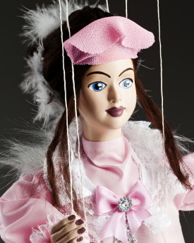 Belle Cendrillon - une marionnette dans une robe rose avec un voile