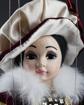 Loutka hraběnky Marie – krásná černovláska se slušivým kloboučkem