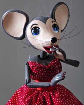 Myška v červených šatech – loutka stvořená pro tanec