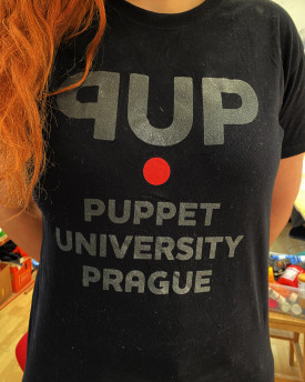 Tričko PUP (Puppet University Prague) pro milovníky loutek