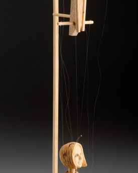 Maličký zázrak - ručně vyřezávaná dřevěná beruška o výšce 10 centimetrů