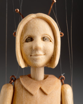 Die kleinste Marionette der Welt – ein handgeschnitzter Marienkäfer aus Holz