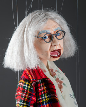 Rose Wylie – 60cm loutka podle fotky s pohyblivýma očima a ústy