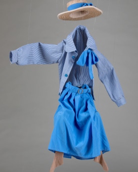 Der Geist der Dame mit Hut – 60 cm große Puppe auf Bestellung