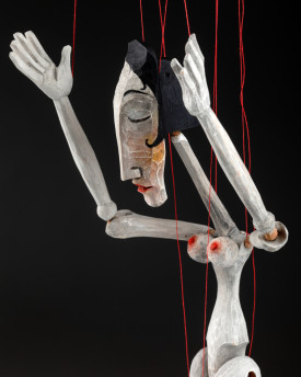 Donna malinconica dai capelli neri - burattino intagliato a mano