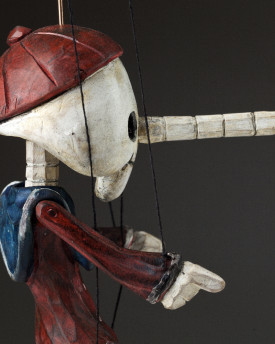 Superstar Pinocchio come uno scheletro - un burattino di legno con un aspetto originale