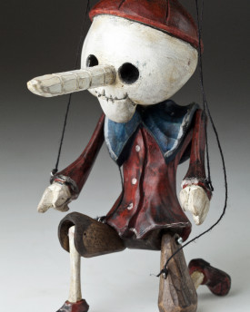 Superstar Pinocchio come uno scheletro - un burattino di legno con un aspetto originale