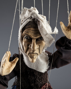 Sorcière sculptée à la main en bois de tilleul