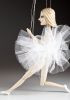foto: Ručně vyřezávaná dřevěná loutka baletky