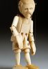 foto: Die kleinste Pinocchio Marionette der Welt - eine aus Lindenholz geschnitzte Miniaturpuppe