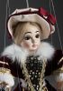 foto: Gräfin Marie Marionette - eine schöne Brünette mit einem richtigen Hut