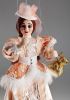 foto: Contessa Rosie - una marionetta con un vestito color salmone